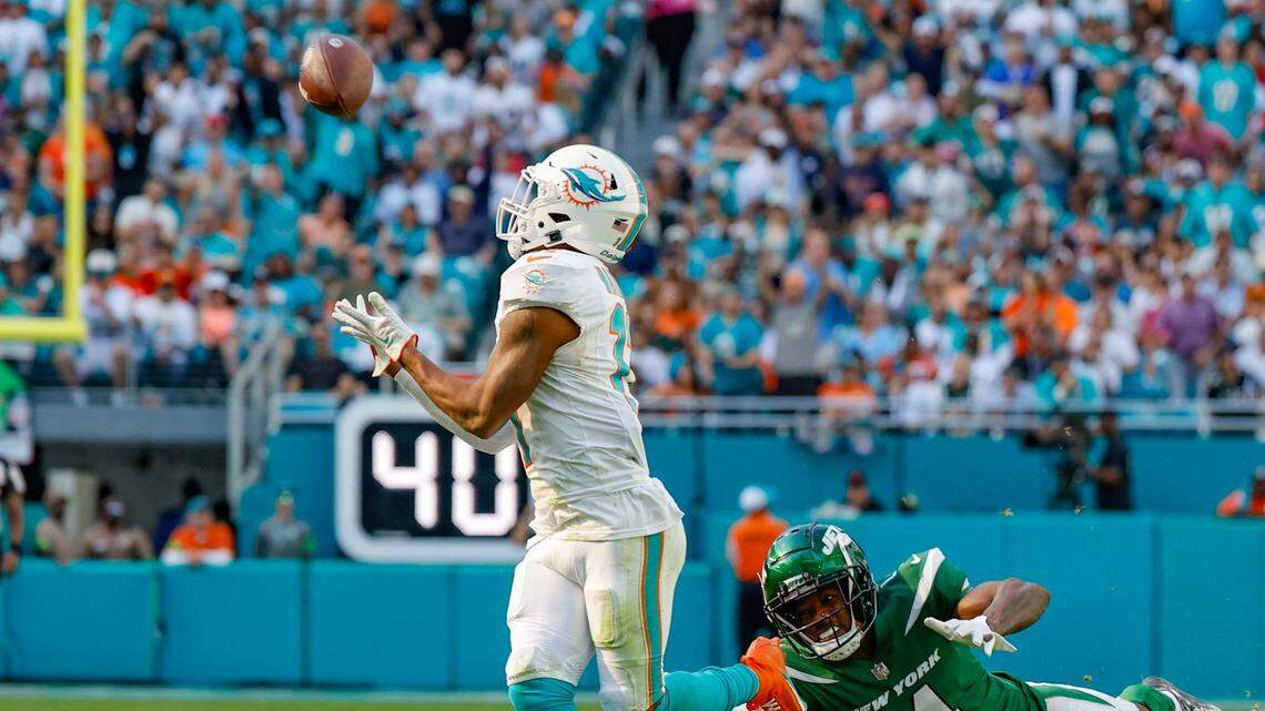 El wide receiver de los Dolphins Jaylen Waddle atrapa un pase ante la marca del cornerback de los Jets de New York D.J. Reed, en el partido efectuado el 17 de diciembre de 2023 en el Hard Rock Stadium en Miami Gardens, Florida.