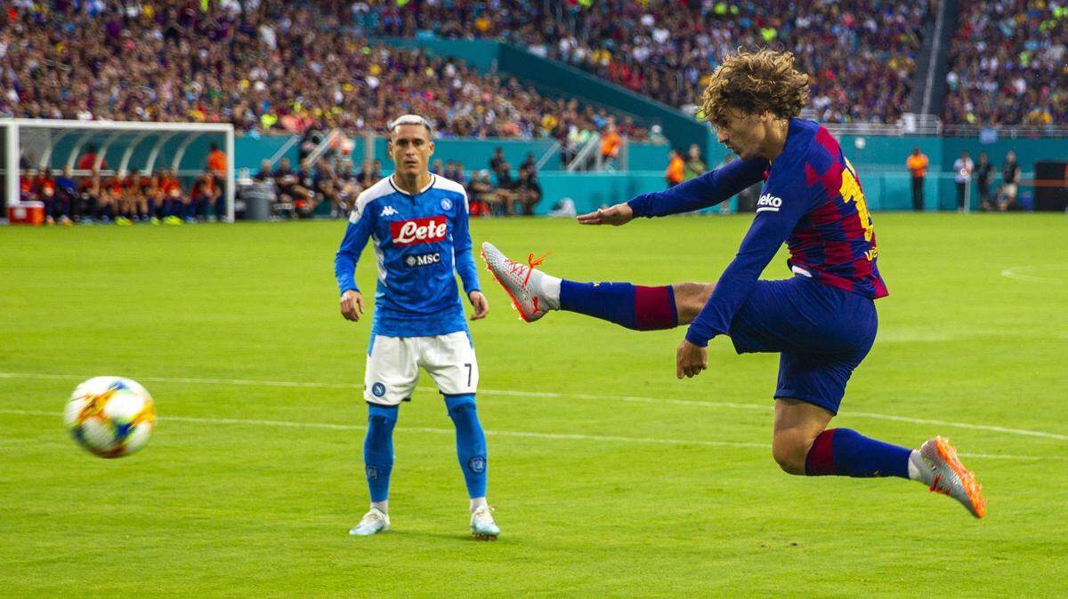 El delantero de Barcelona Antoine Griezmann patea el balón ante la marca de José Callejón, del Napoli, en el partido efectuado el 7 de agosto de 2019 en el Hard Rock Stadium en Miami Gardens, Florida.
