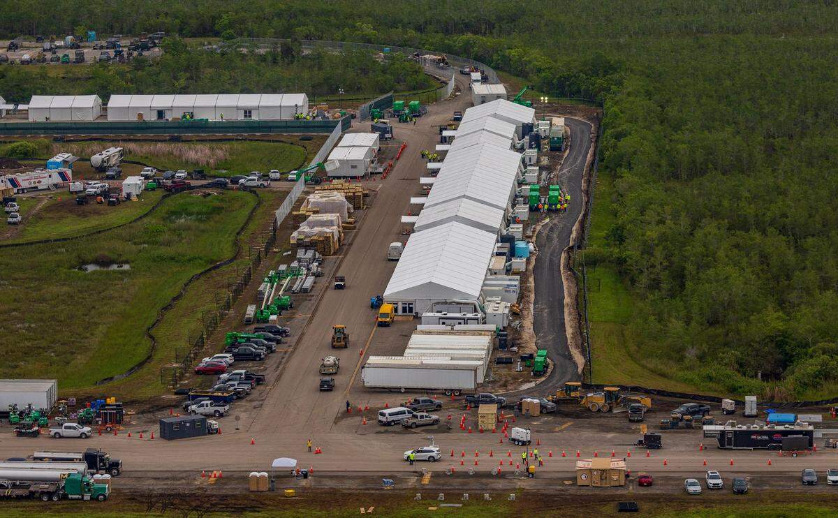 Vista aérea de las estructuras, incluyendo carpas gigantescas, construidas en el recientemente inaugurado centro de detención de migrantes, “Alligator Alcatraz”, ubicado en el sitio del Aeropuerto de Entrenamiento y Transición Dade-Collier en Ochopee, Florida, el viernes 4 de julio de 2025.