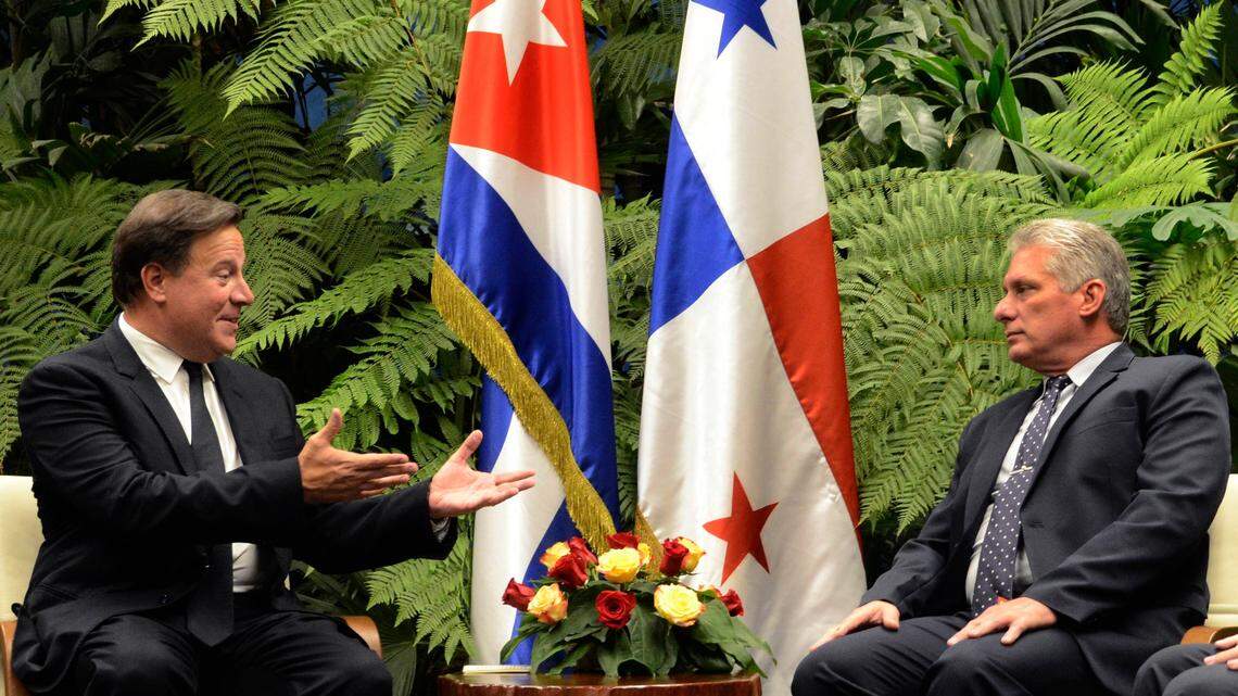 Juan Carlos Varela, presidente de Panamá conversa con el mandatario cubano Miguel Díaz-Canel en el Palacio de la Revolución en La Habana.