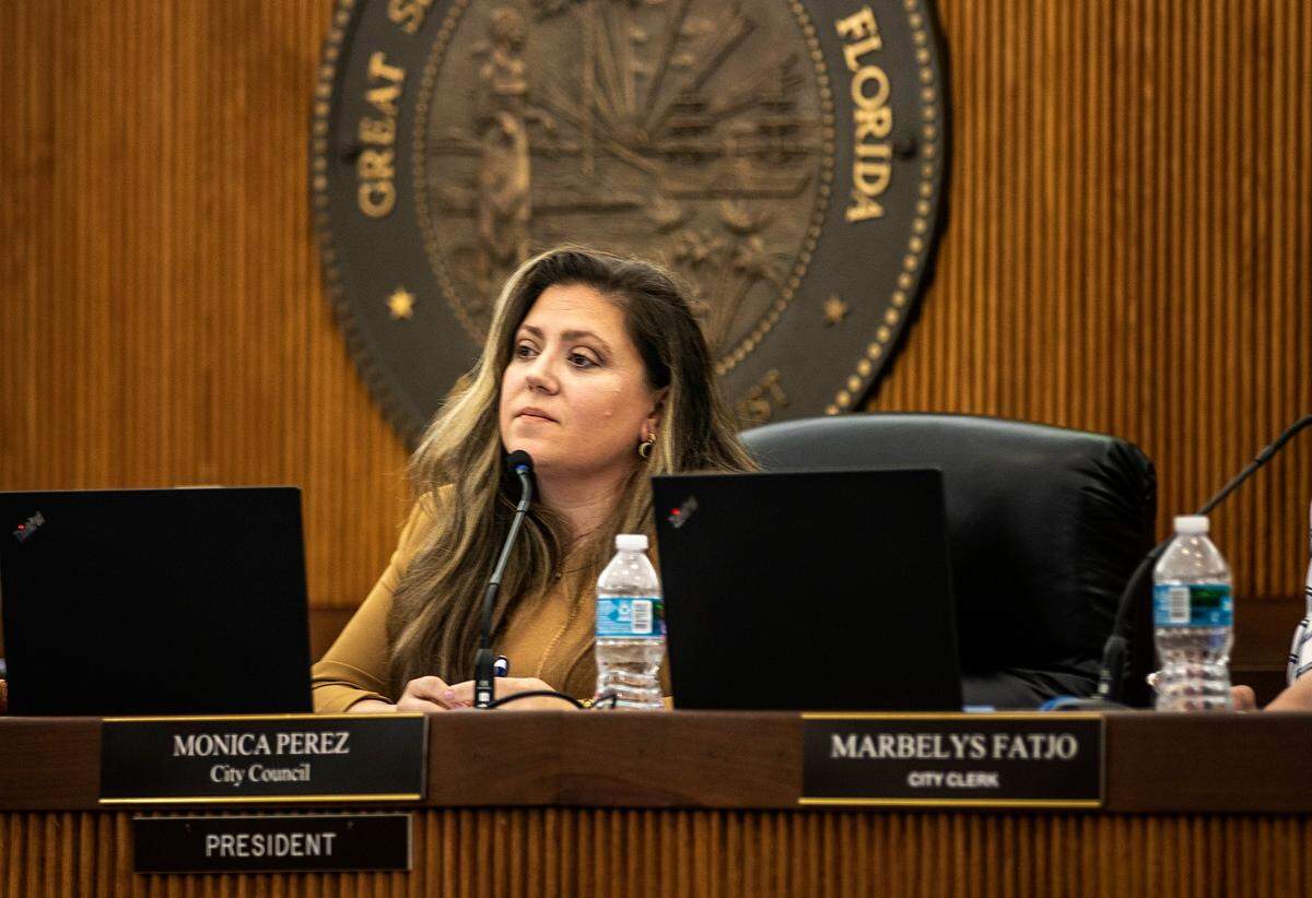Concejal de la ciudad de Hialeah, Mónica Pérez, cuando era presidente del concejo, el martes 25 de abril de 2023.