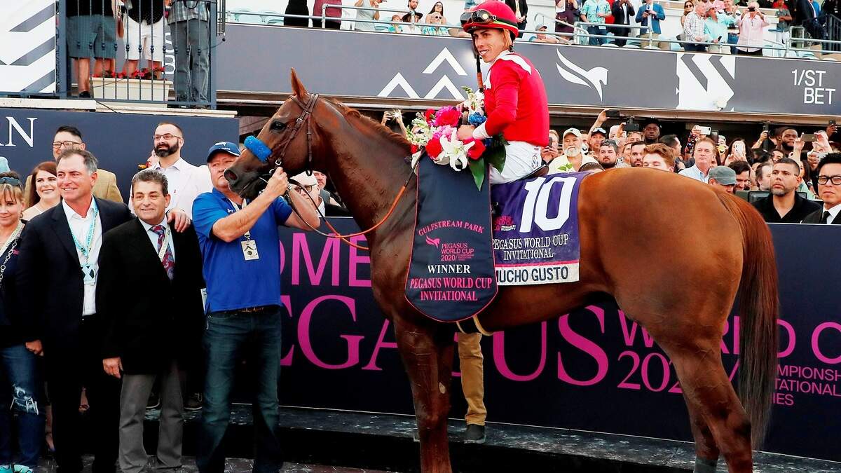 El caballo ganador, Mucho Gusto, montado por el jockey, Irad Ortiz Jr. ganó $3 millones en el 2020 Pegasus World Cup Championship Invitational.
