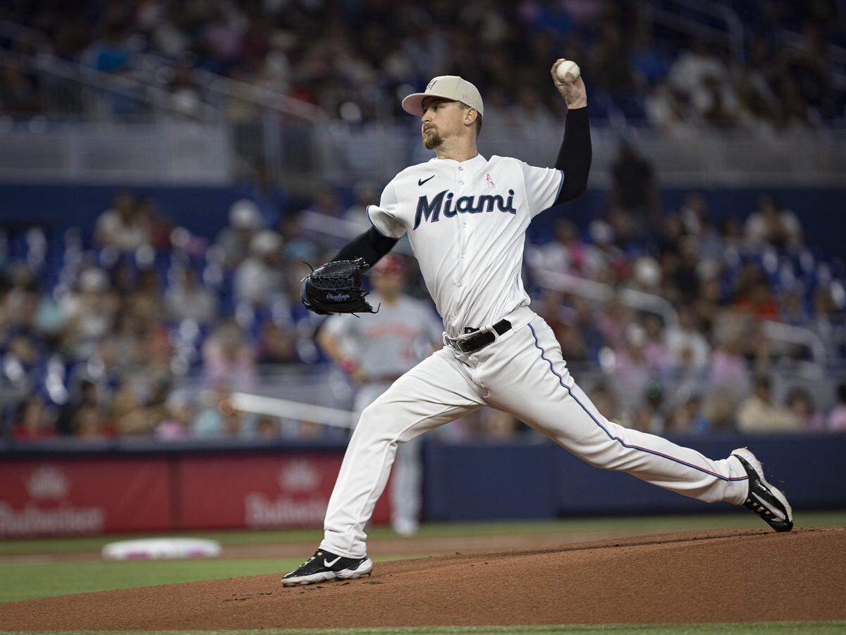 El abridor de los Marlins Braxton Garrett lanza en el primer inning del partido ante los Rojos de Cincinnati, celebrado el 14 de mayo de 2023 en Miami.