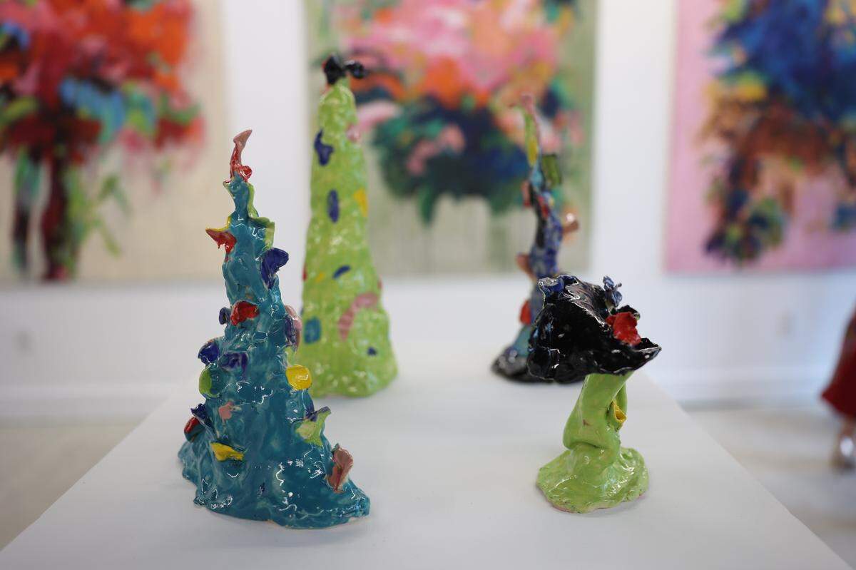 La exhibición “Primamore” de Maria Chiara Baccanelli en Coral Contemporary Gallery, en Coral Gables, destaca por sus colores vivos.