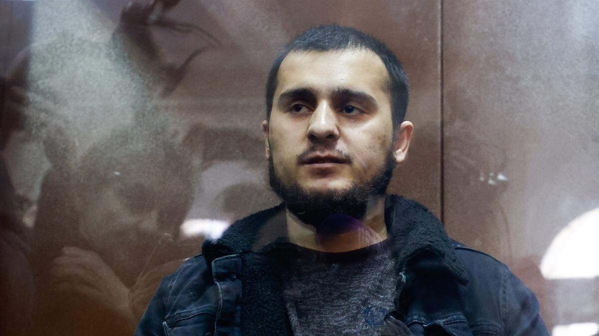 Dilovar Islomov, uno de los sospechosos del ataque terrorista en Crocus City Hall, cerca de Moscú, asiste a una audiencia judicial, el lunes 25 de marzo de 2024.