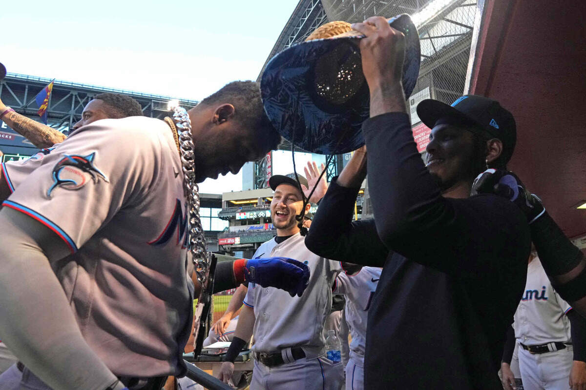 El bateador designado cubano de los Marlins celebra con sus compañeros de equipo tras pegar un jonrón de tres carreras en el pirmer inning del partido ante los Diamondbacks, celebrado el 9 de mayo de 2023 en Phoenix, Arizona.
