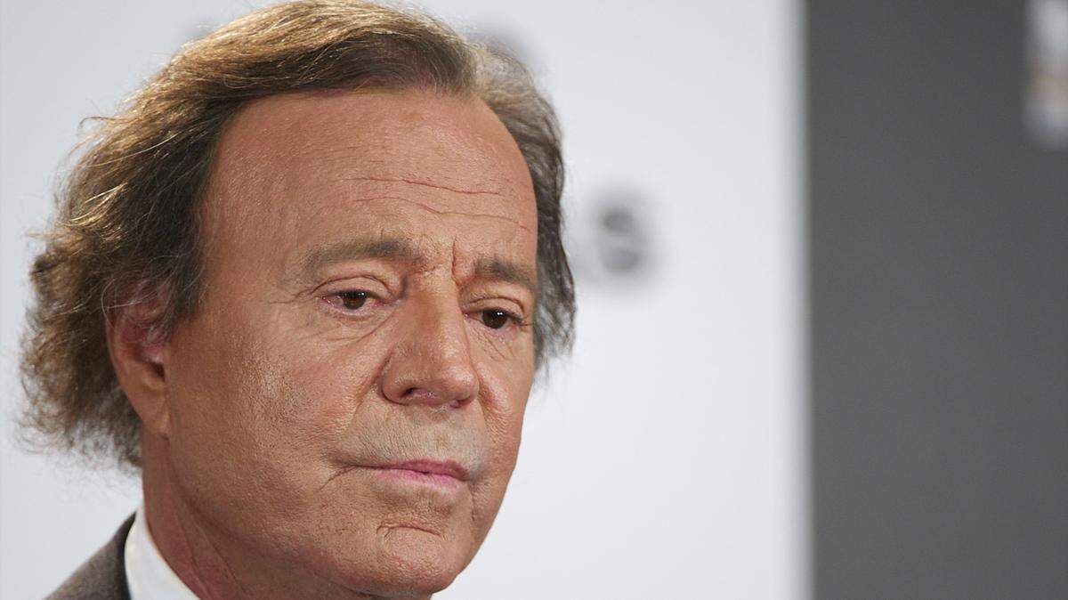 MADRID, SPAIN - DECEMBER 16: Spanish singer Julio Iglesias receives the Award for artist who has sold the most records in Spain and Latino Artist Award for the most albums sold in the world at Cervantes Instittute on December 16, 2011 in Madrid, Spain. (Photo by Carlos Alvarez/Getty Images)