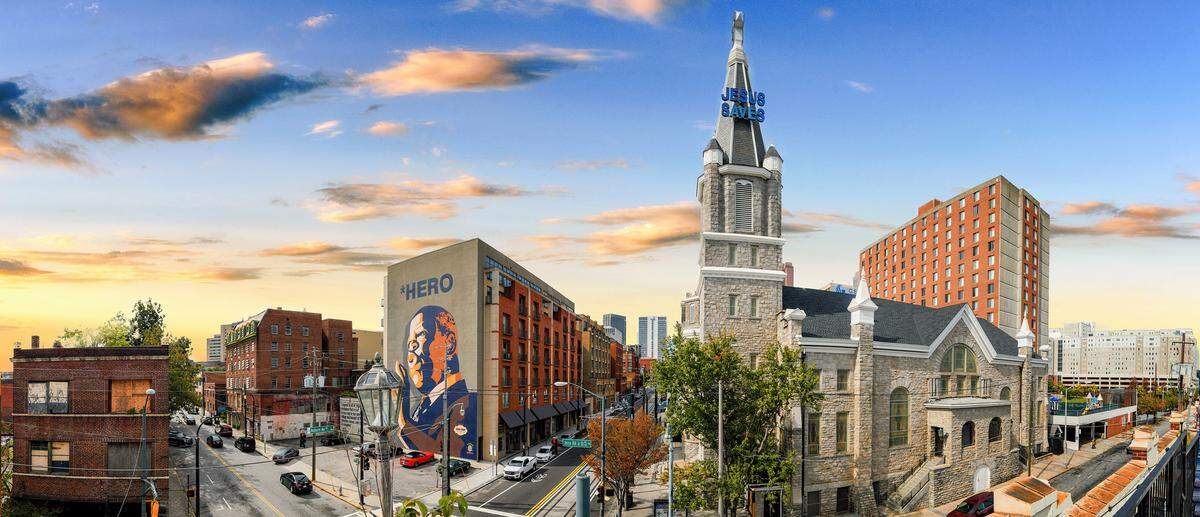Vista del distrito Sweet Auburn en Atlanta, donde se divida la avenida Auburn, el Downtown Atlanta, el Big Bethal AMC, el Jesus Saves Sign y varios edificios carismáticos de la ciudad.