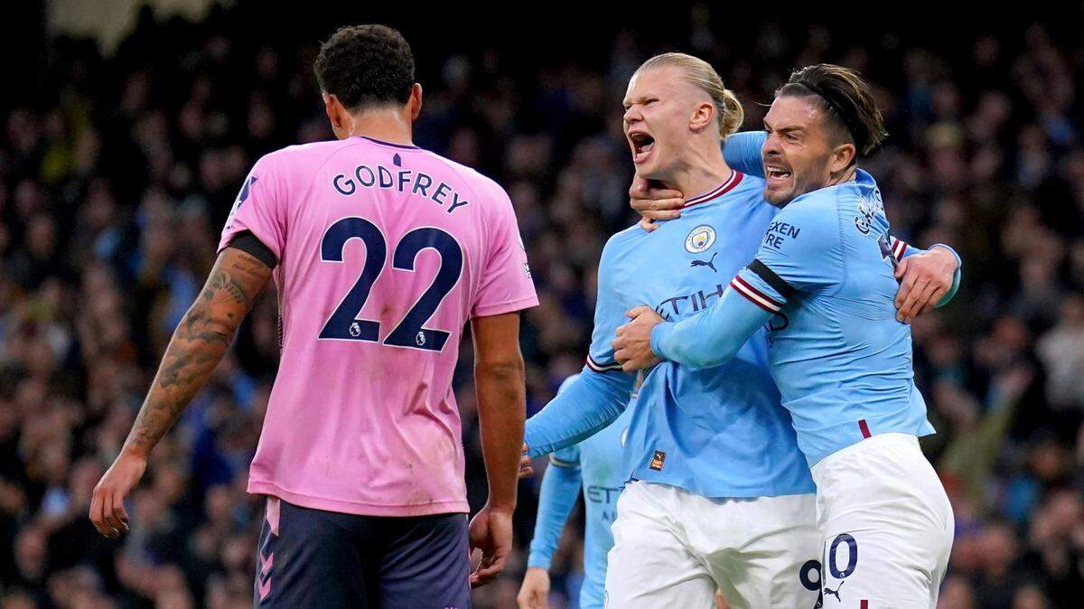 El delantero del Manchester City Erling Haaland, centro, celebra tras anotar un gol ante Everton, el 31 de diciembre de 2022 en Manchester, Inglaterra.