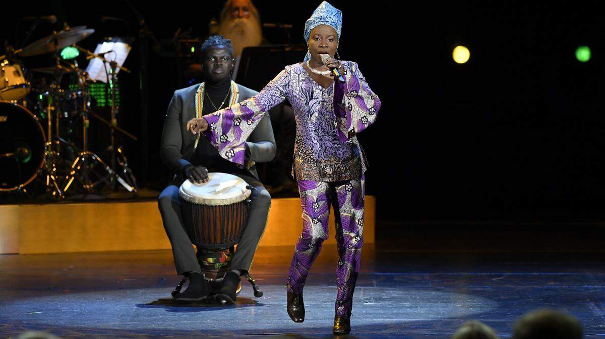 La estrella africana Angelique Kidjo rinde homenaje a Celia Cruz durante la entrega del premio Grammy, el 26 de enero de 2020, en el Microsoft Theater de Los Ángeles.