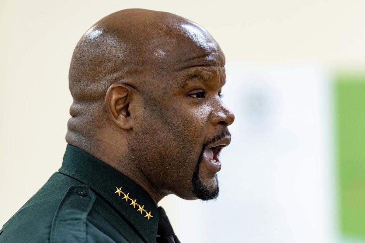 Gregory Tony, jefe de policía del Condado Broward, se dirige a la comisión antes de una reunión sobre el presupuesto municipal en el Ayuntamiento de West Park, Florida, el miércoles 17 de septiembre de 2025.