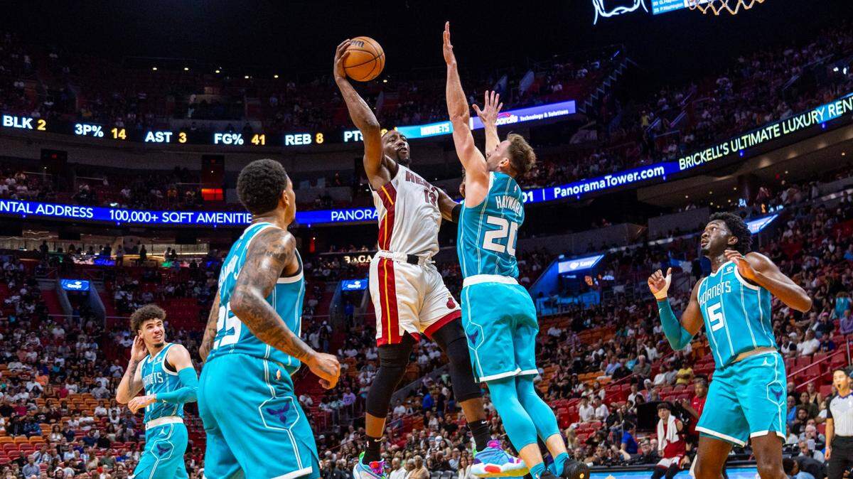 El centro del Heat Bam Adebayo (#13) ha asumido un mayor rol ofensivo en esta pretemporada, algo que el equipo quiere que mantenga en la campaña regular.