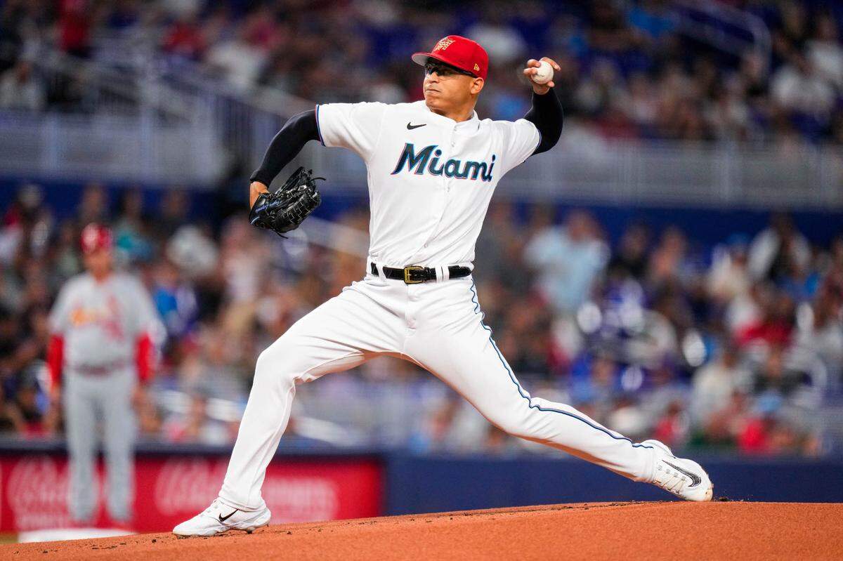 El abridor de los Marlins Jesús Luzardo lanza en el primer inning del partido ante los Cardenales de San Luis, celebrado el 4 de julio de 2023 en Miami.