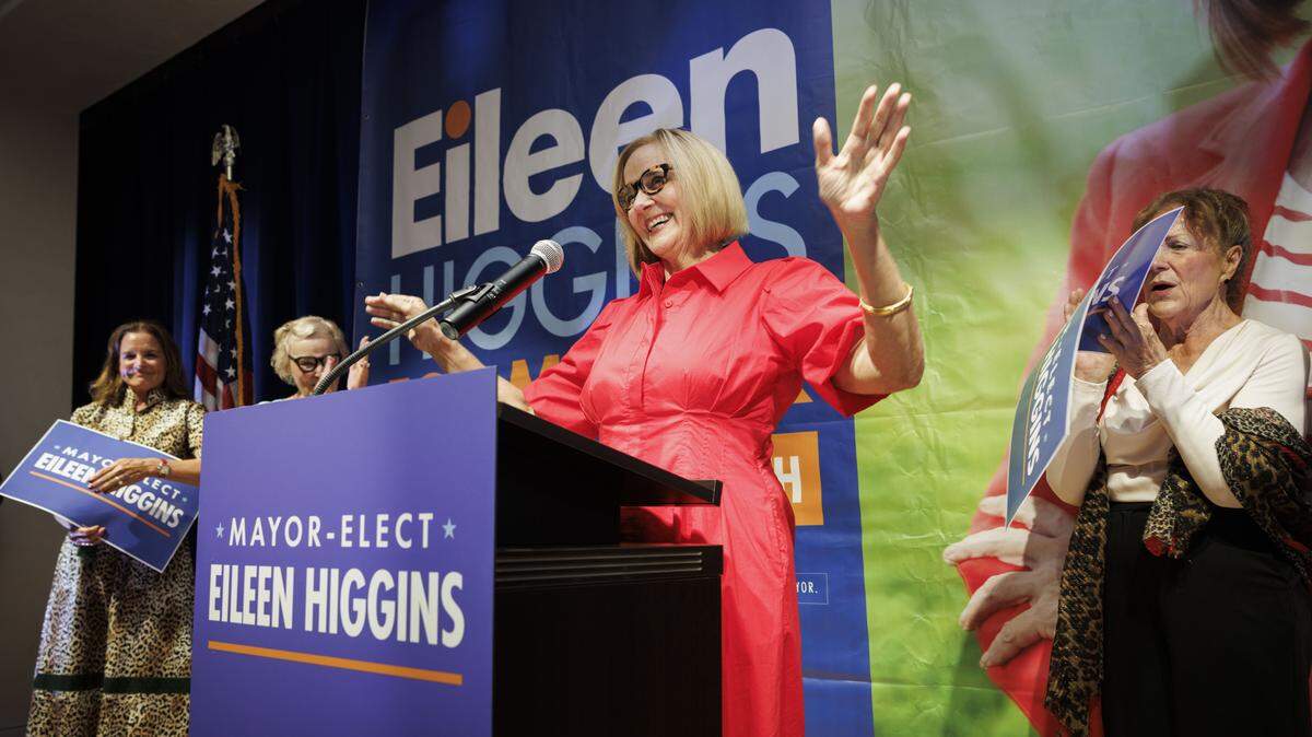 La alcaldesa electa Eileen Higgins saluda a sus simpatizantes al conocerse la victoria en la segunda vuelta de las elecciones del martes para la alcaldía de Miami.
