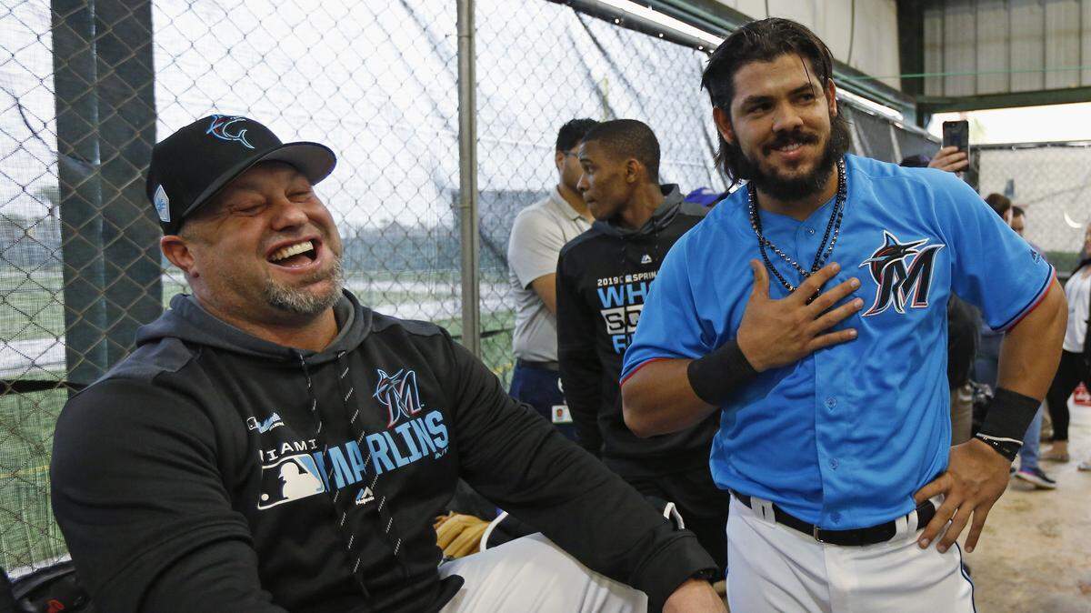 El coach de bateo de Triple A Justin Mashore conversa con el receptor colombiano Jorge Alfaro en el primer día del entrenamiento de primavera de los Marlins, el 13 de febrero de 2019 en el Roger Dean Stadium en Jupiter, Florida.