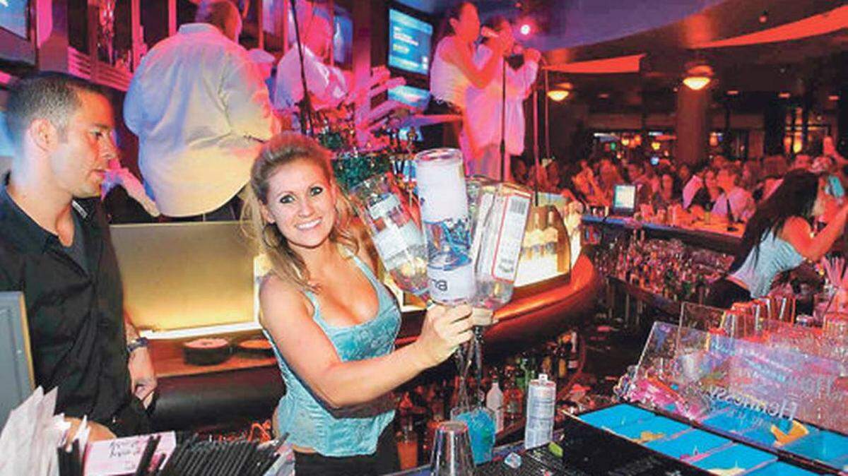 En la foto, Sarah Porter preparando cócteles azules en el bar Blue Martini en Kendall. 