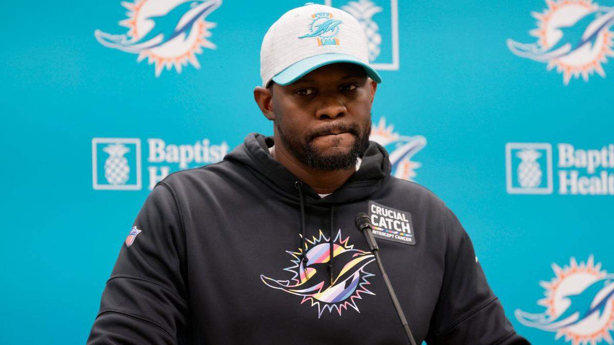 Foto de archivo. Brian Flores habla con la prensa antes de una práctica de los Dolphins en el centro de entrenamiento del equipo en el Hard Rock Stadium, el 3 de noviembre de 2021.
