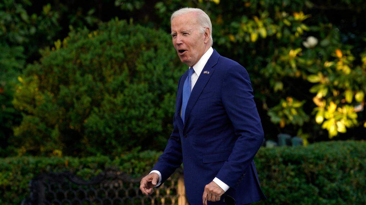Foto de archivo. El presidente Joe Biden dijo que se dio un “costalazo” el jueves después de tropezarse y caer — aunque salió ileso — mientras se encontraba en un estrado durante la ceremonia de graduación de la Academia de la Fuerza Aérea de Estados Unidos.
