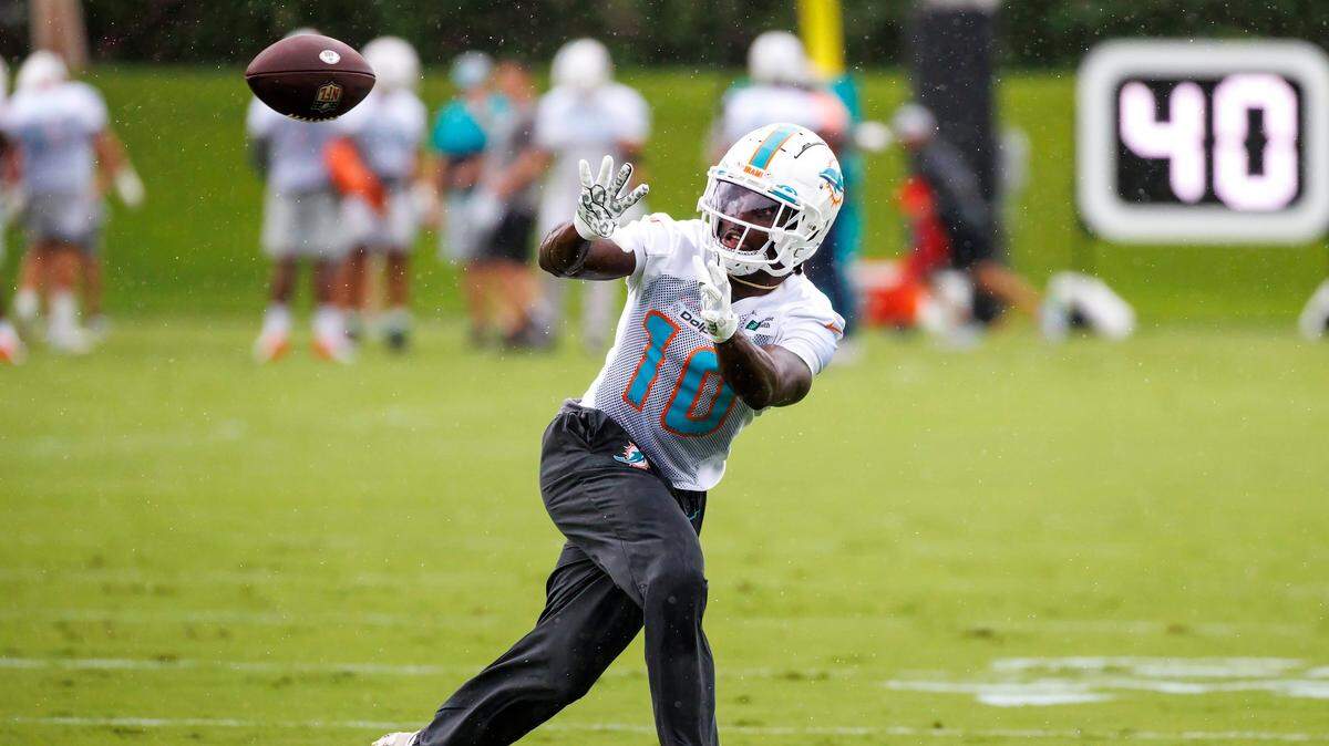 El wide receiver de los Dolphins Tyreek Hill atrapa un pase en una práctica en el Baptist Health Training Complex, en el Hard Rock Stadium, el 14 de septiembre de 2022 en Miami Gardens, Florida.