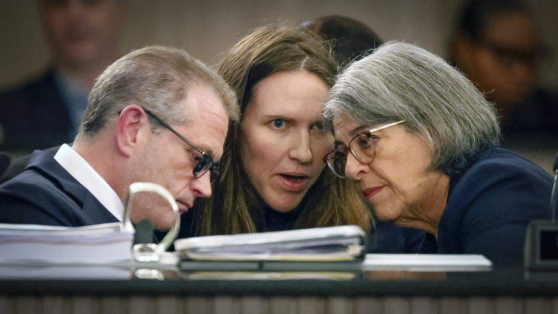 La alcaldesa de Miami-Dade, Daniella Levine Cava, derecha, conversa con el director y jefe de presupuesto, David Clodfelter y la subjefa de gabinete, Rachel Johnson en septiembre de 2025.