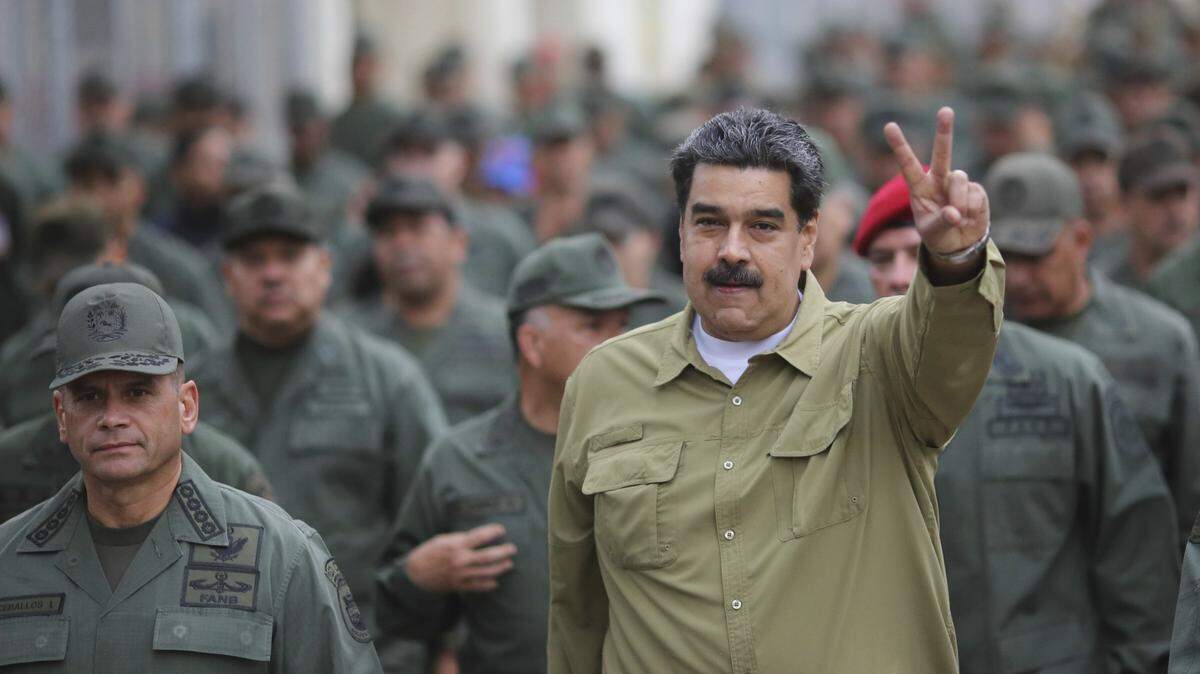 Nicolás Maduro rodeado de militares en una base militar de Caracas el 30 de enero del 2019.