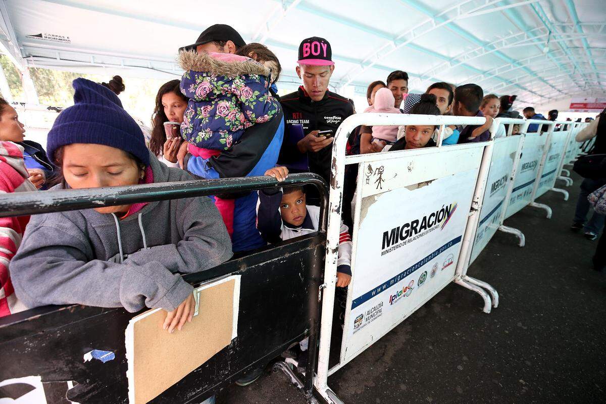 ACOMPA-A CR”NICA: VENEZUELA CRISIS. QUI01. RUMICHACA (ECUADOR), 16/06/2019. Migrantes venezolanos esperan para ingresar a Ecuador, el 29 de mayo de 2019, en Rumichaca, puesto fronterizo entre Colombia y Ecuador. Un hombre famélico, con sus vestimentas color hollín y zapatillas roídas, camina solo, con paso firme y portando un petate, en dirección al puente de Rumichaca, entre Ecuador y Colombia; es una de esas tantas puertas de la esperanza para los venezolanos que huyen del hambre y la pobreza. EFE/José Jácome