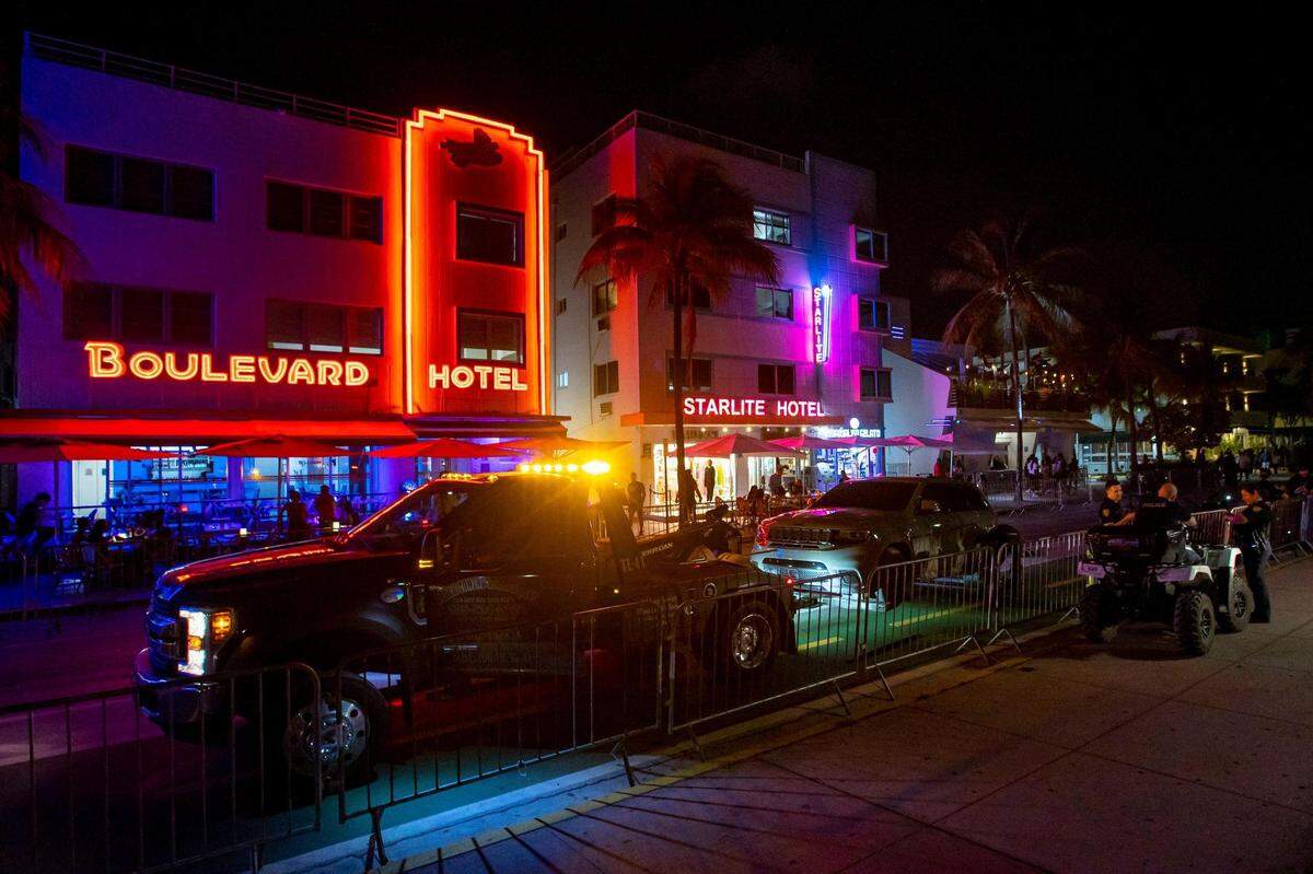 Un coche es remolcado frente al Boulevard Hotel mientras la gente camina por Ocean Drive el viernes 27 de mayo de 2022. Daniel A. Varela dvarela@miamiherald.com