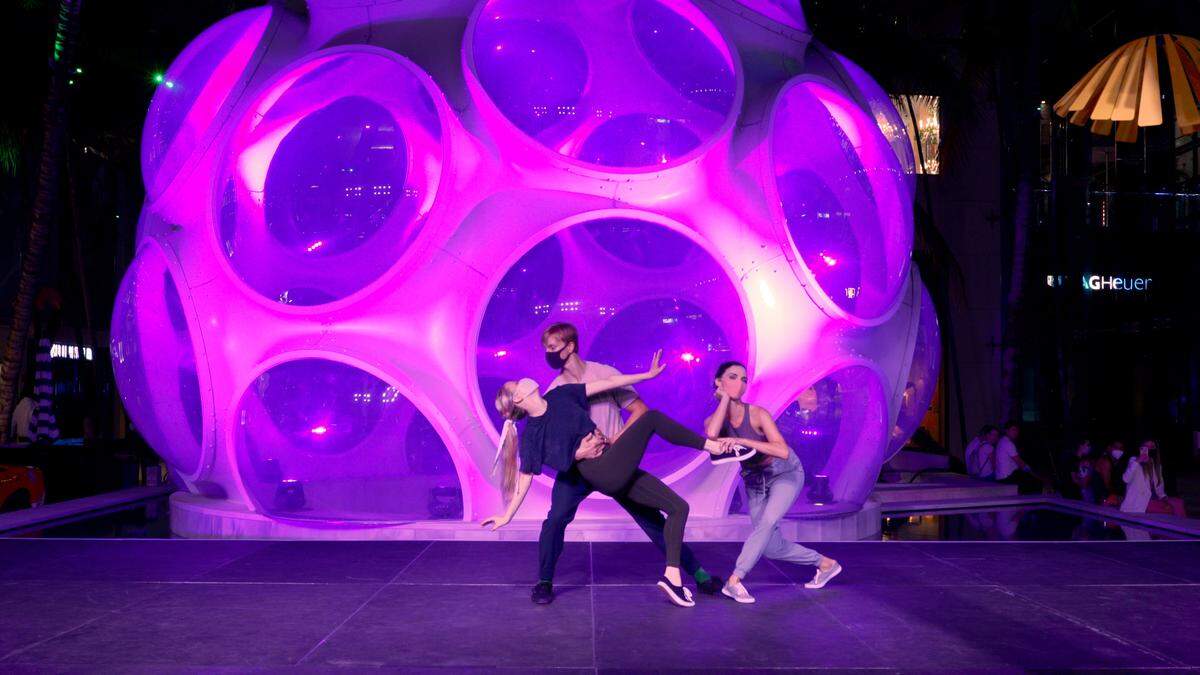 Suzette Logue, Chase Swatosh y Jordan-Elizabeth Long en “Everybody Step”, coreografía de Bradley Dunlap.