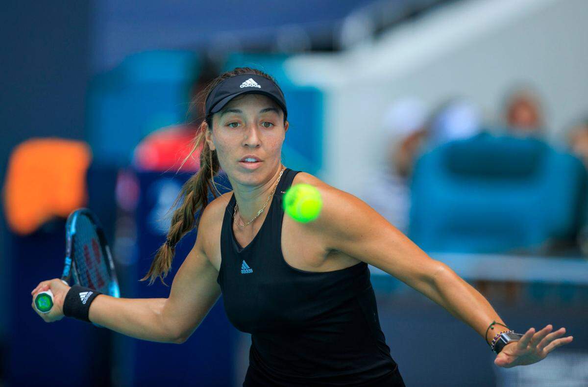La estadounidense Jessica Pegula retorna una pelota en el partido ante Paula Badosa, celebrado el 30 de marzo de 2022 en Miami Garden, Florida.