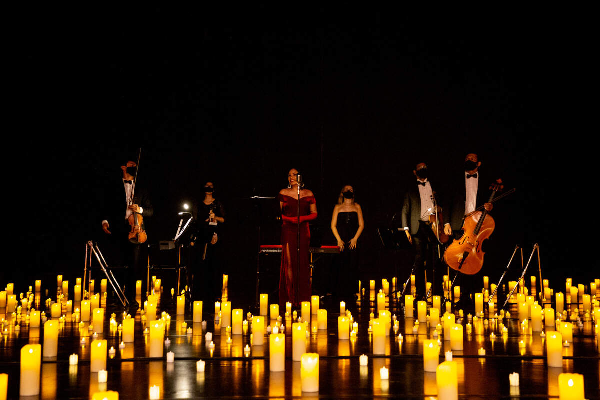 Los espectáculos presentados por Fever up son con cientos de velas por todas partes.