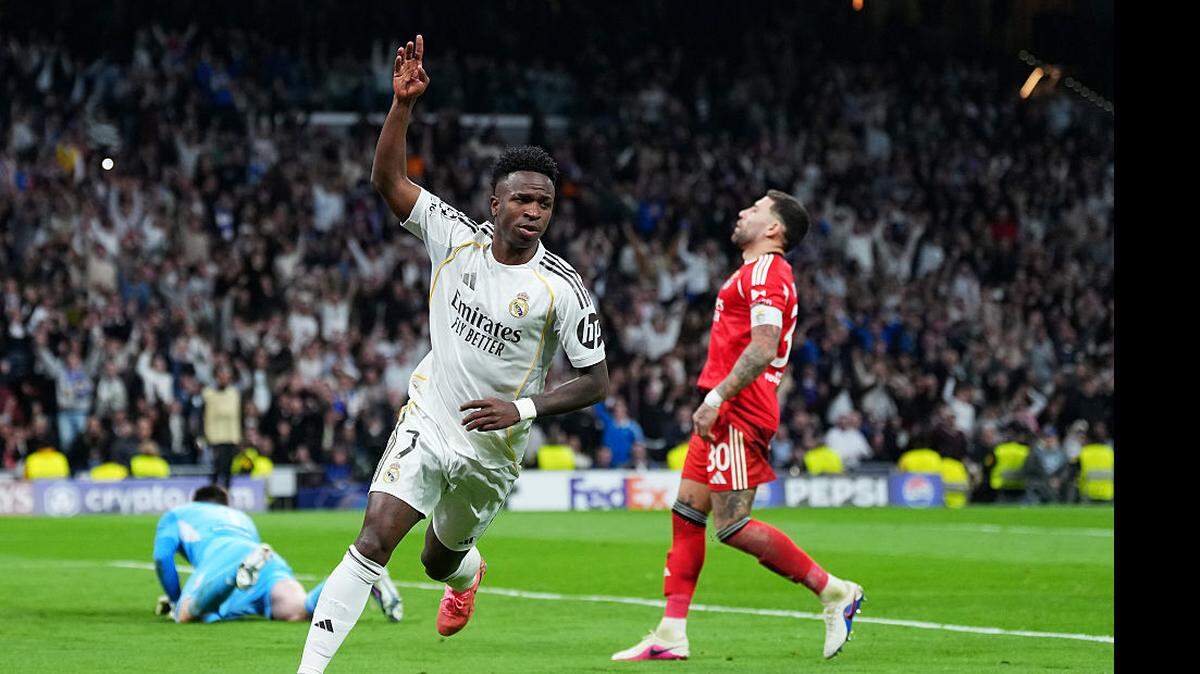 El delantero del Real Madrid Vinícius Junior celebra tras anotar el segundo gol de su equipo ante el; Benfica, en el partido de vuelta de los playoffs de la Liga de Campeones, efectuado el 25 de febrero de 2026 en Madrid.

