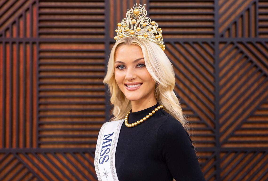 La danesa Maria Victoria Kjær Theilvig, Miss Universe 2024, entregará la corona a la próxima Miss Universo, que se elegirá en Tailandia el 21 de noviembre. La ganadora del nuevo reality show de Telemundo, Miss Universe Latina, podría ser esa futura reina.