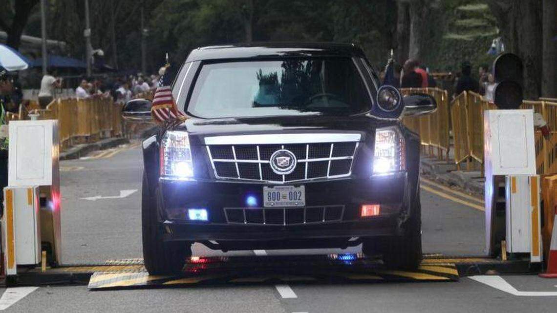 Una limusina que transporta al presidente estadounidense, Donald J. Trump, abandona el Hotel Shangri-La para dirigirse a la cumbre con el líder norcoreano, Kim Jong-un, el martes 12 de junio de 2018, en el Hotel Capella en la isla Sentosa (Singapur).