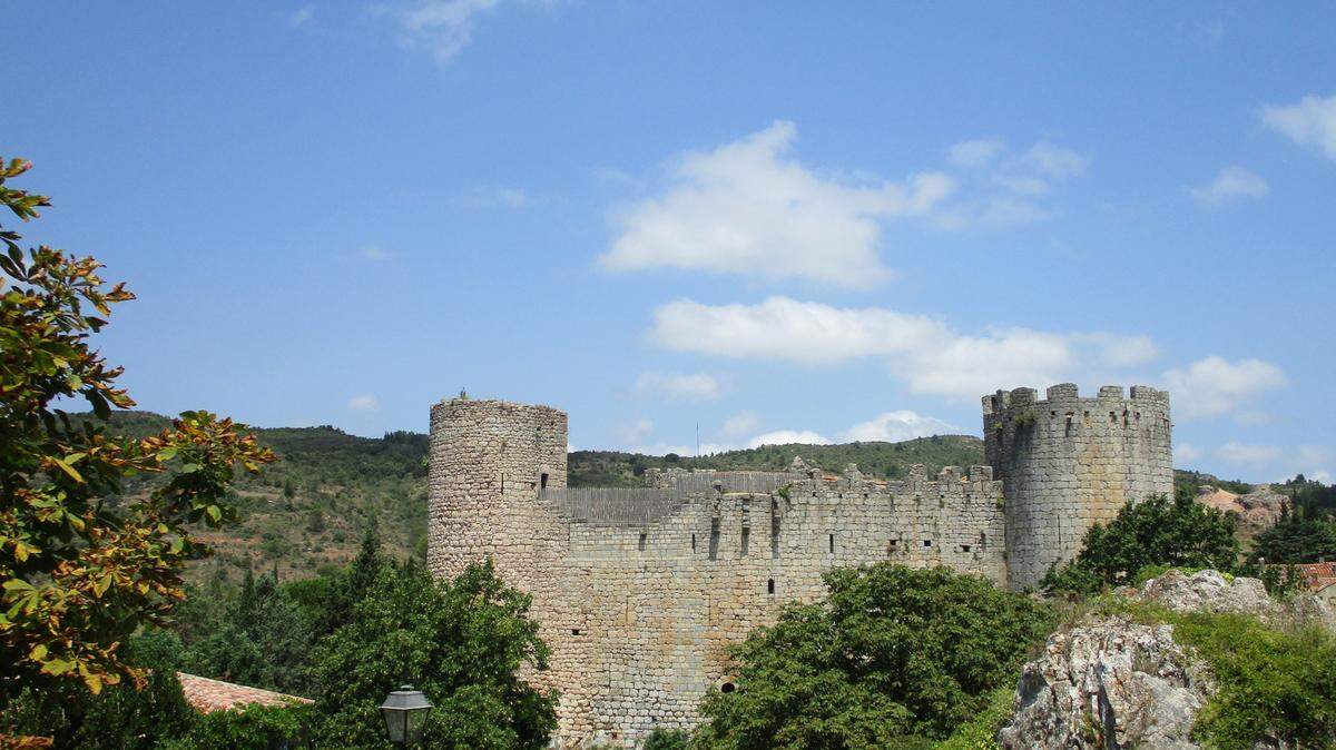 El célebre castillo de Villerouge-Termenès fue propiedad de Guilhem Bélibaste, el último cátaro, a quien se condenó a la hoguera y ejecutó en este mismo sitio en el 1321.    