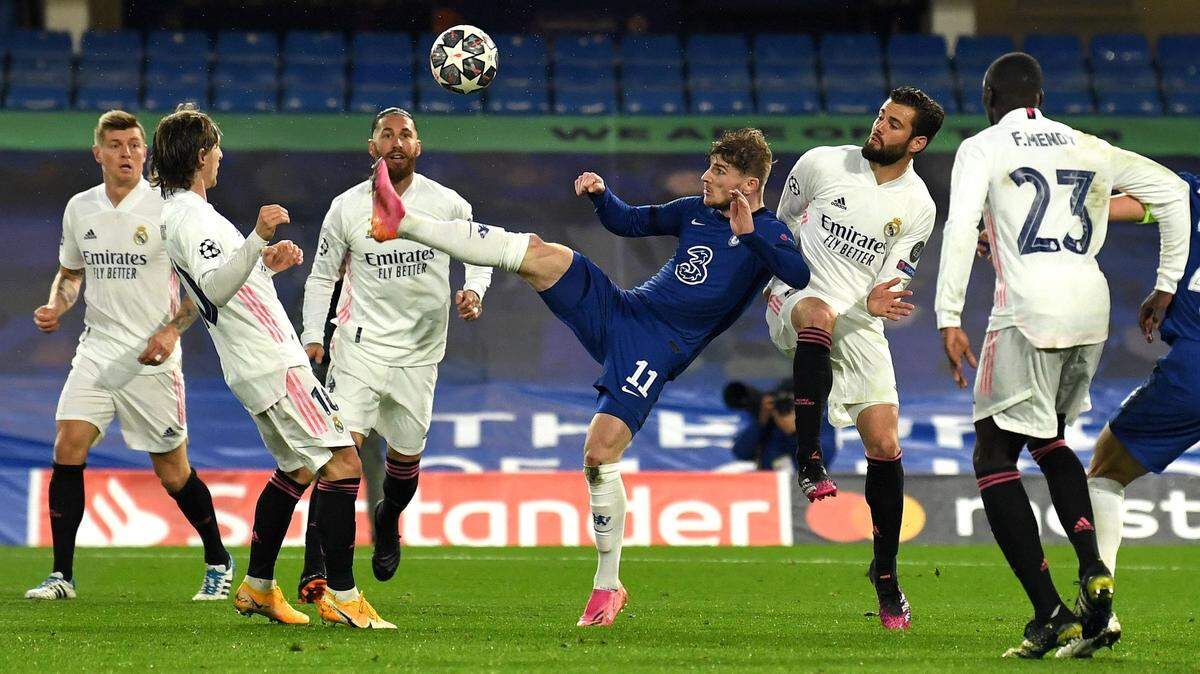 El delantero alemán del Chelsea Timo Werner (centro) dispara al arco, pero no logra anotar en el partido ante el Real Madrid en la semifinal de la Liga de Campeones, celebrado el 5 de mayo de 2021 en Londres.