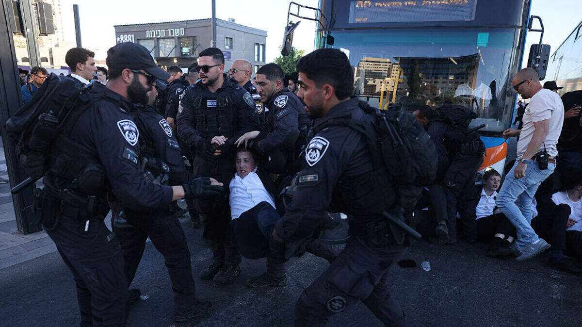 La policía israelí dispersa a judíos ultraortodoxos que protestaban contra el reclutamiento bloqueando la entrada a Jerusalén el 1 de junio de 2026.