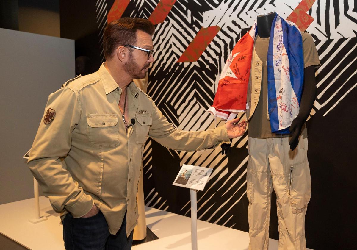 Willy Chirino recorrió emocionado la exposición ‘Willy Chirino: 50 Years of Music’, que se presenta en el museo HistoryMiami hasta el 10 de septiembre. Una bandera firmada por los balseros en la base de Guantánamo se exhibe junto a la ropa que Chirino usó para su concierto en 1994.