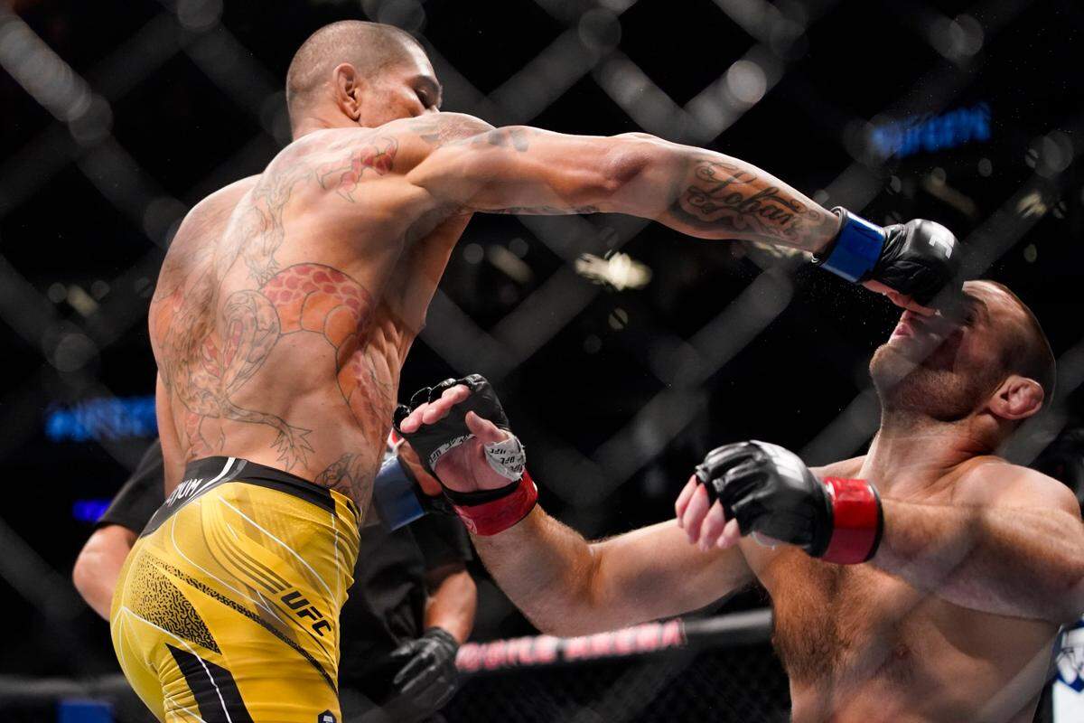 Alex Pereira destruyó a Sean Strickland y conquistó el derecho de enfrentar en su próxima pelea al campeón mediano Israel Adesanya, a quien derrotó dos veces cuando ambos eran peleadores de kickboxing, incluyendo un nocaut brutal.
