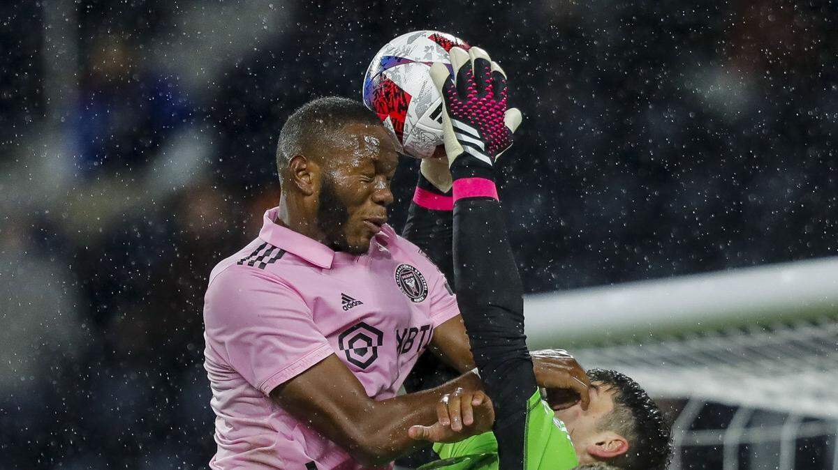 El portero del FC Cincinnati, Roman Celentano, toma una pelota en una acción con el delantero del Inter Miami CF, Shanyder Borgelin, en la segunda mitad del partido celebrado el 1ro de abril de 2023 en el TQL Stadium en Cincinnati.