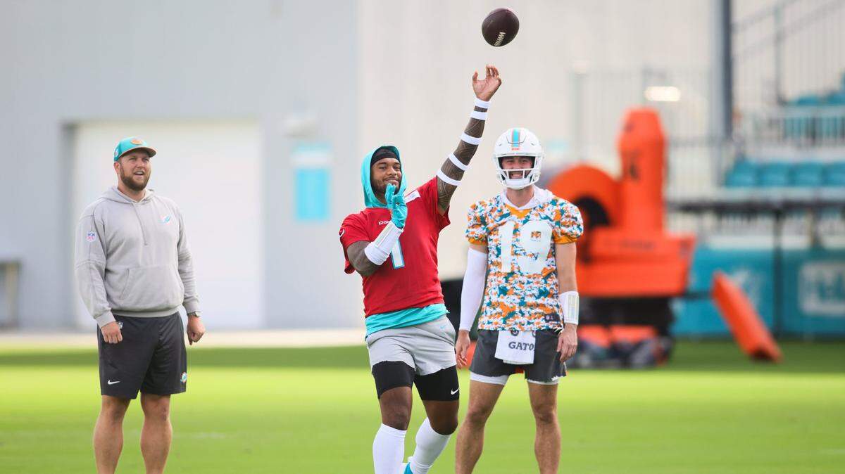 El quarterback de los Dolphins de Miami Tua Tagovailoa lanza el ovoide en una práctica con el equipo, el 9 de noviembre de 2024 en el Baptist Health Training Complex en Miami Gardens, Florida.