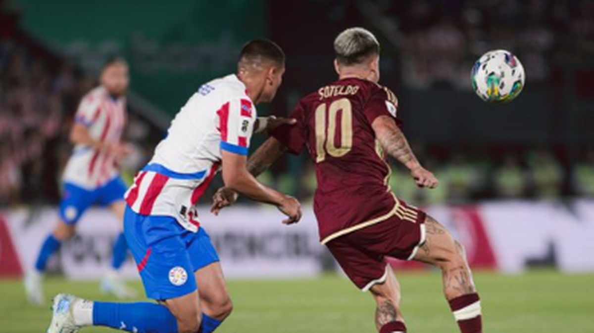 Paraguay venció 2-1 a Venezuela este martes en Asunción por la décima fecha de la eliminatoria sudamericana y volvió a puestos de clasificación directa al Mundial de 2026.