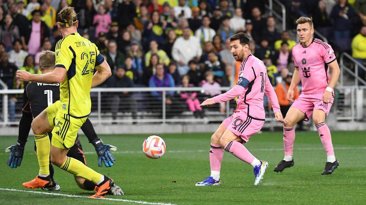 El jugador del Inter Miami Lionel Messi dispara a puerta con la defensa del portero de Nashville Joe Willis, en el partido celebrado el 7 de marzo de 2024 en el GEODIS Park, en Nashville.