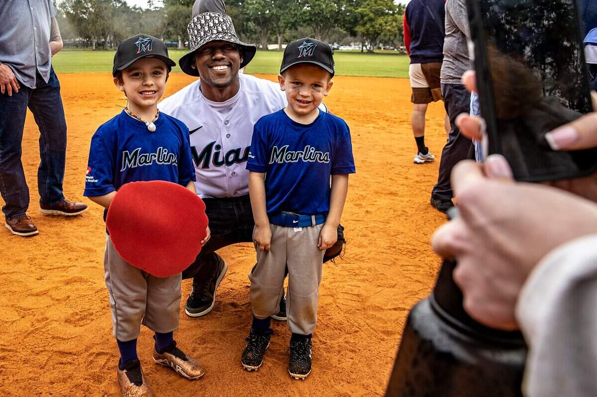 Los niños Oliver Kramer (izquierda) y Jayden DeLima posaron con el jardinero cubano de los peces Jorge Soler y Billy The Marlin, durante el día inaugural del Spring Tee Ball de la Academia Juvenil de los Marlins, en el parque Coral Reef en Palmetto Bay.