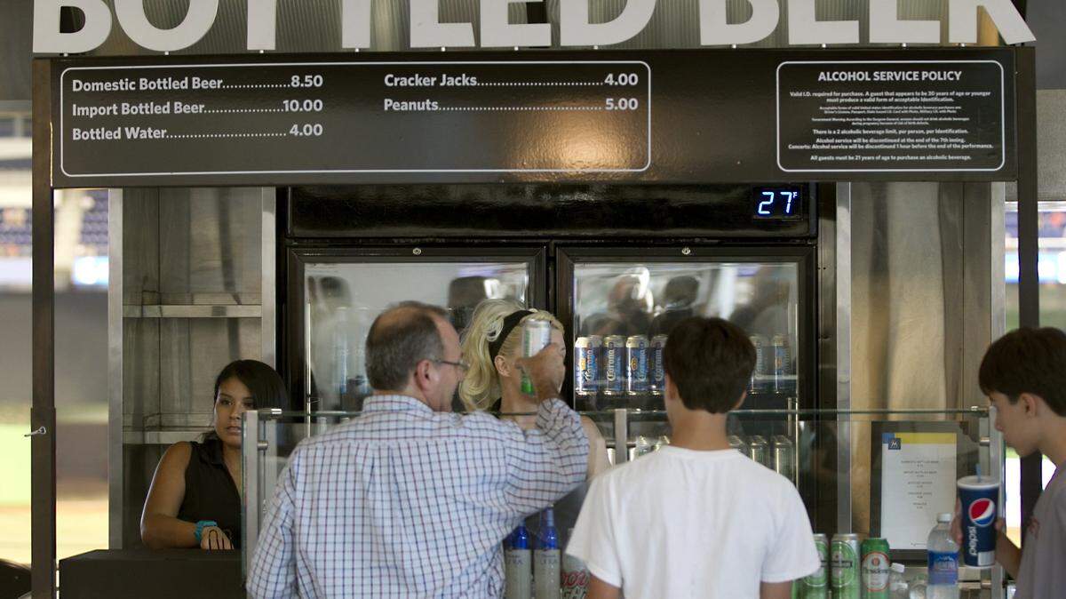 Foto de archivo.  Gracias al reloj de lanzamientos, la acción en los juegos de las Grandes Ligas transcurre con mayor rapidez. También implica que hay menos tiempo para que los aficionados disfruten de beber una cerveza.