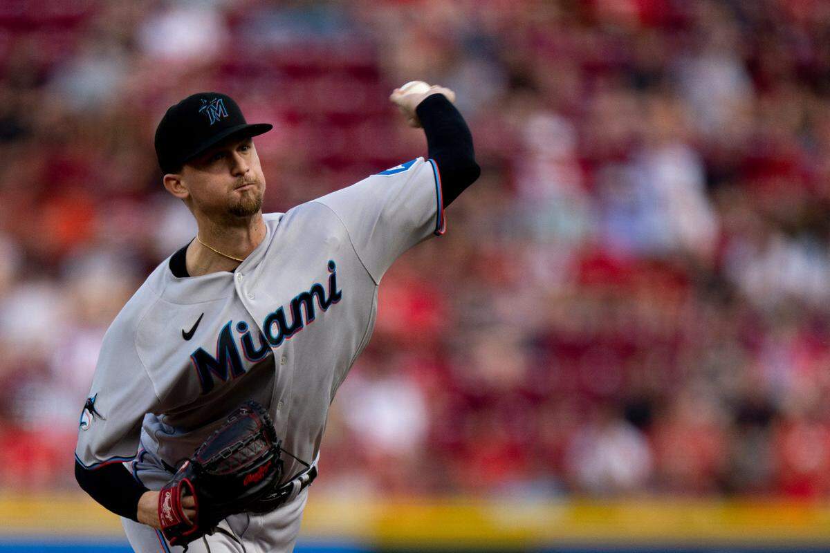 El abridor de los Marlins Braxton Garrett lanza en el primer inning del partido ante los Rojos, celebrado el 8 de agosto de 2023 en Cincinnati.