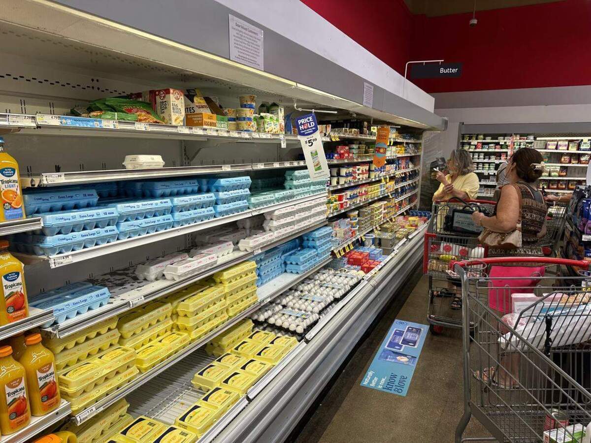 Clientes comprando en la sección de lácteos y huevos de la tienda Winn-Dixie en Coral Way, 3275 SW 22 Street, el 5 de febrero de 2025.
