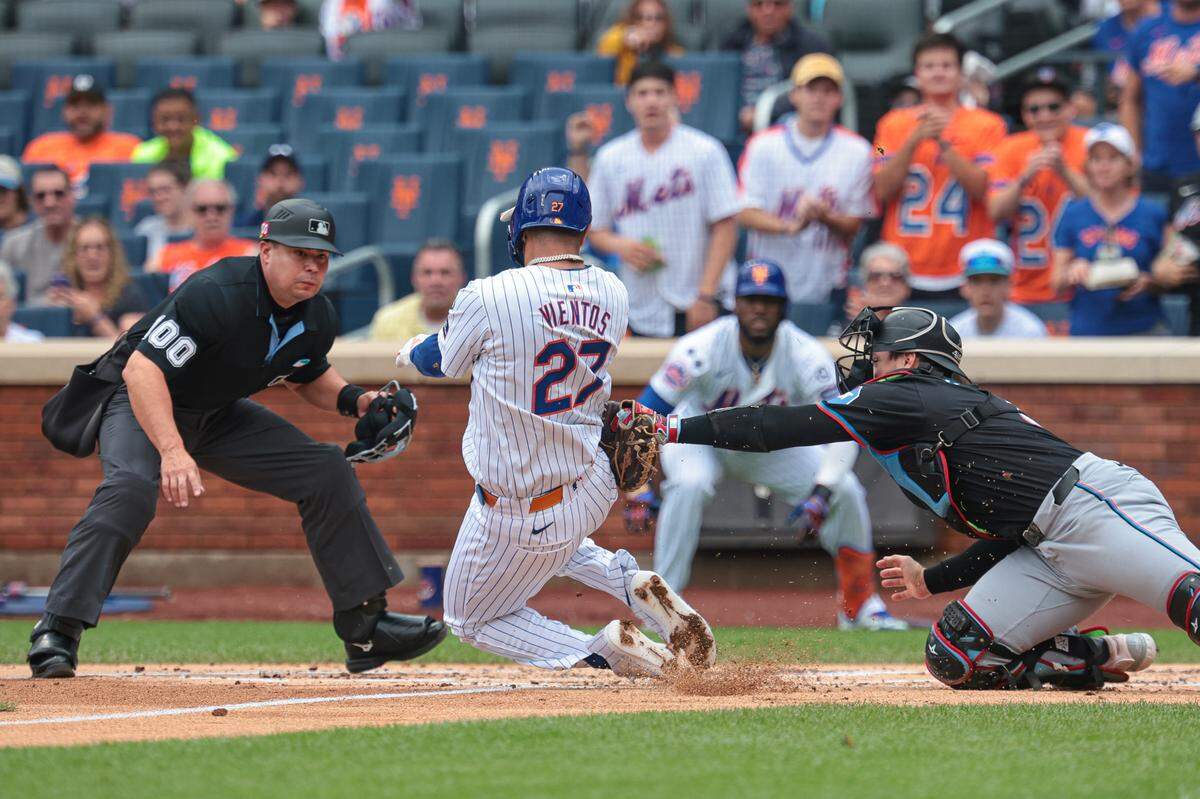 El receptor de los Marlins Nick Fortes pone out al tercera base de los Mets Mark Vientos, en una jugada en el primer inning del partido celebrado el 18 de agosto de 2024 en el Citi Field de Nueva York.