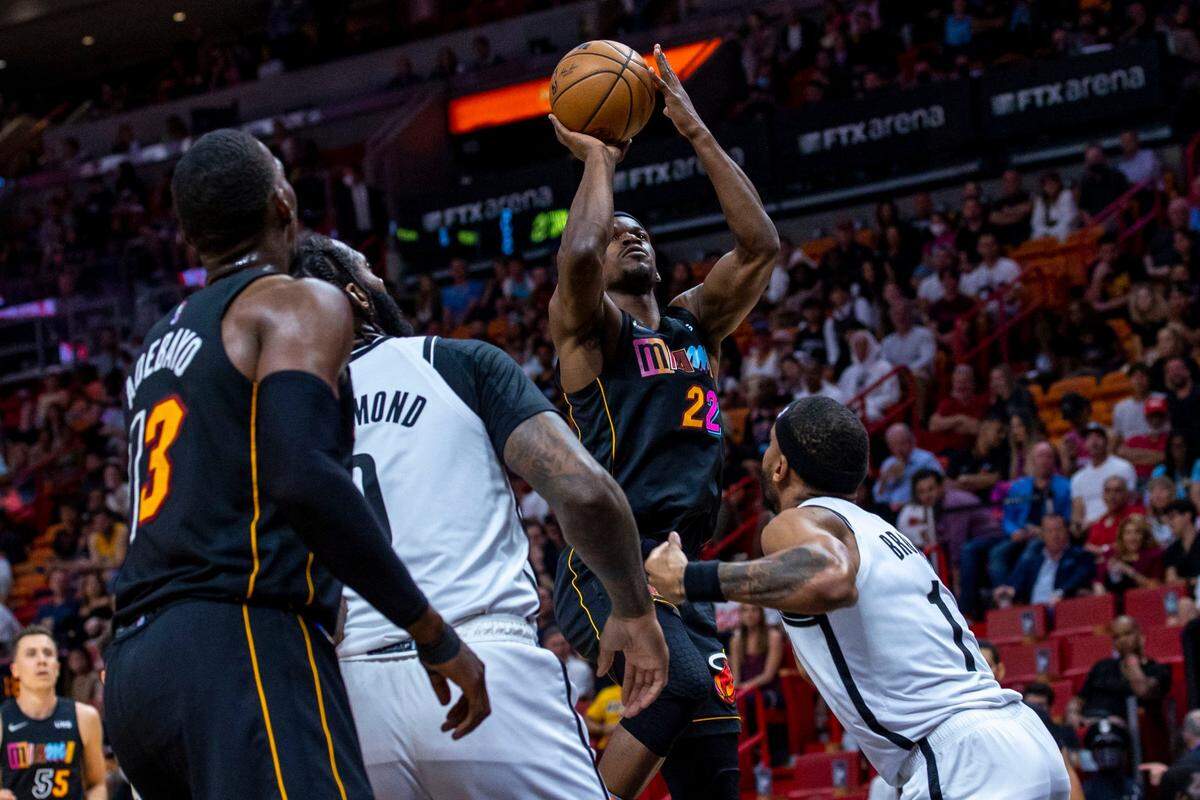 El jugador del Heat Jimmy Butler (22) tira al aro ante la marca de Bruce Brown, de los Nets de Brooklyn, en el partido celebrado el 26 de marzo de 2022 en Miami.