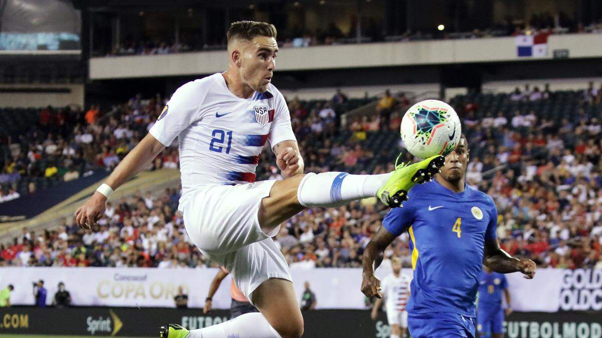 El jugador de Estados Unidos Tyler Boyd patea la pelota en el partido ante Curazao, en los cuartos de final de la Copa Oro, el 30 de junio de 2019.
