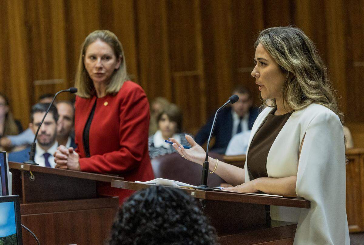 Jeanelle Gómez, abogada defensora de George Pino, y la fiscal de la Oficina del Fiscal Estatal de Miami-Dade, Laura Adams, se dirigen a la jueza Marisa Tinkler Mendez durante el segundo día de una audiencia de mociones, en Miami, el jueves 28 de mayo de 2026.